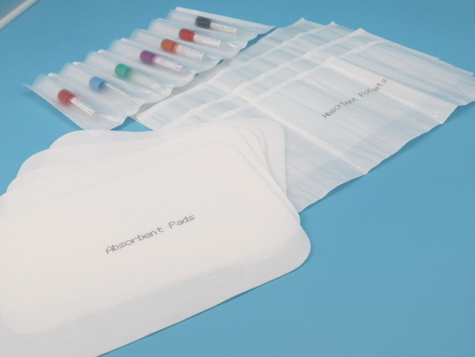 Pad absorvente para transporte de amostras médicas, clínicas ou diagnósticas